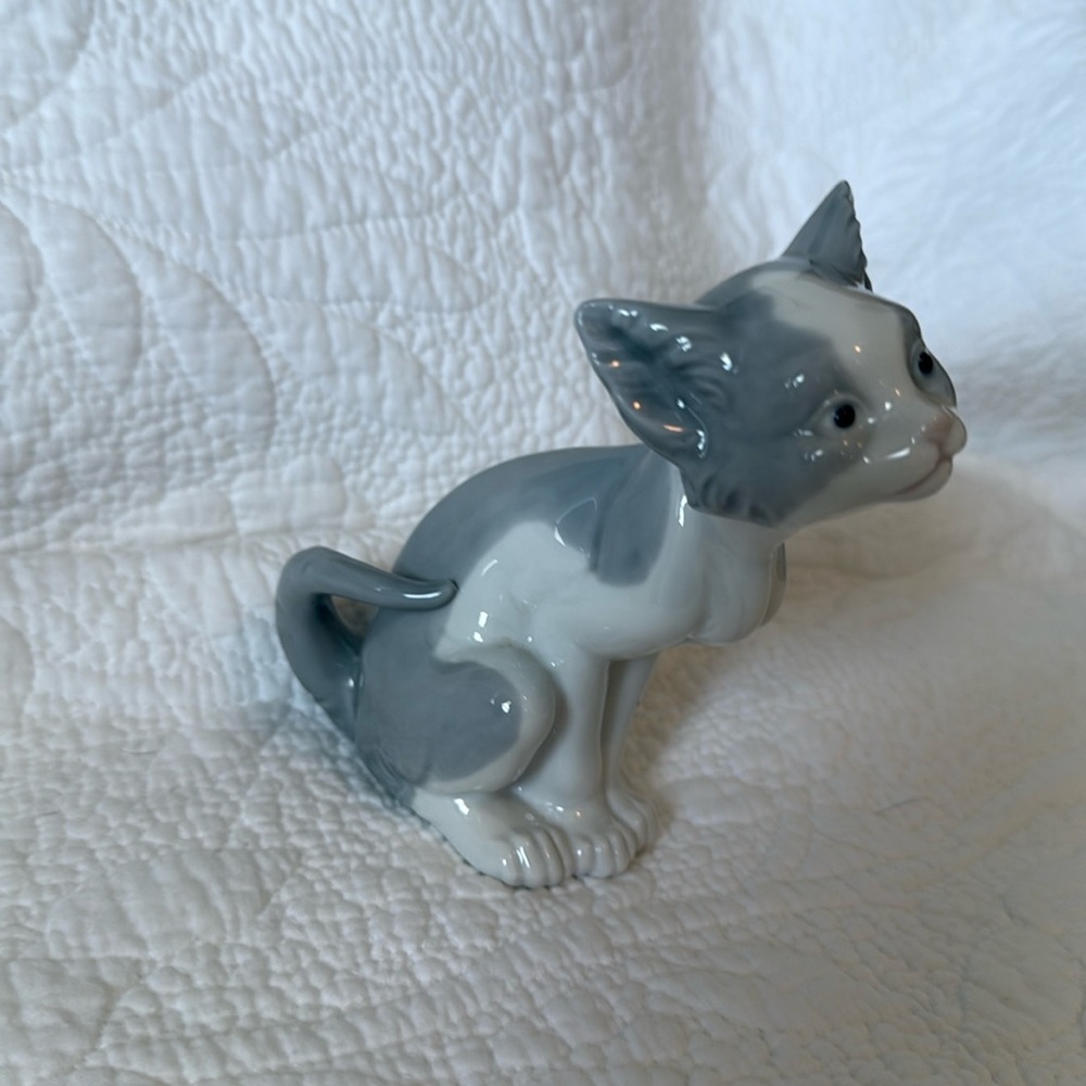Lladro “Feed Me” #5113, glossy porcelain; made in Spain